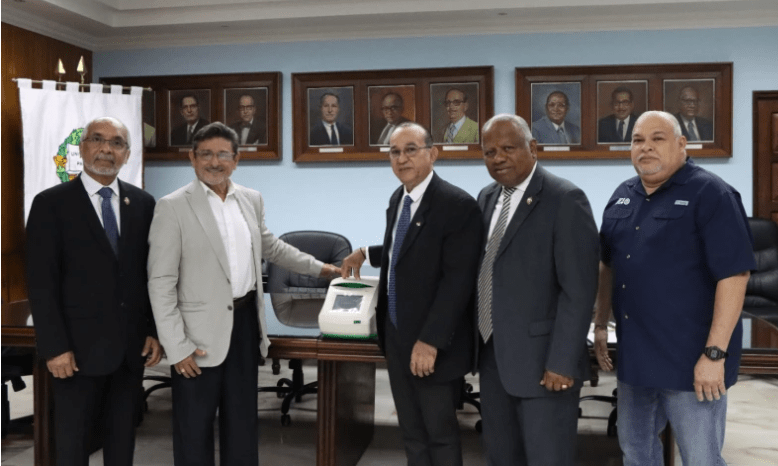 Facultad de Ciencias Agropecuarias recibe donación de un termociclador para desarrollar&nbsp;investigaciones