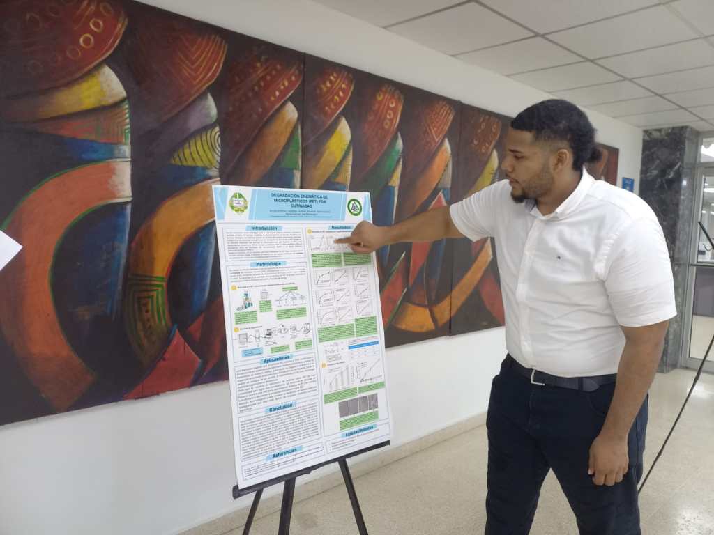 En la Exposición de Pósteres se presentó el innovador método de degradación de plásticos a través de&nbsp;enzimas