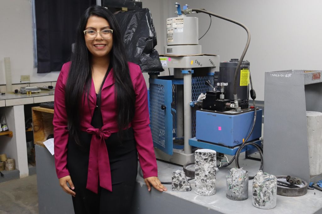 Estudiante de la UTP propone la reutilización de desechos plásticos en la producción de concreto sostenible para&nbsp;carreteras